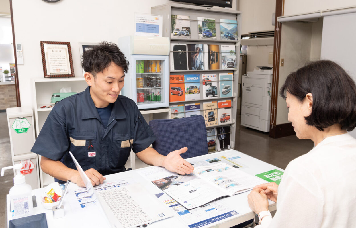 商談風景｜車検の事なら埼玉県三郷市の東和自動車